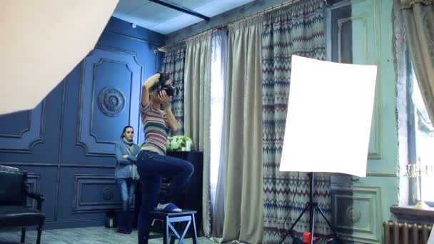 Fotografer muda mengambil gambar pengantin wanita — Stok Video