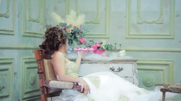 Joven fotógrafo está tomando fotos de la novia — Vídeo de stock
