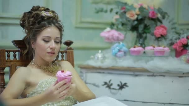 Giovane fotografo sta scattando foto la sposa — Video Stock