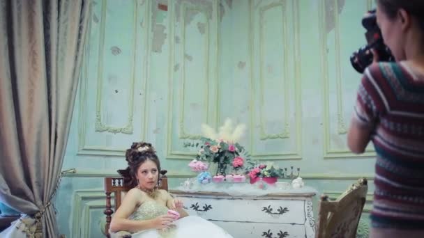 Молодой фотограф фотографирует невесту — стоковое видео