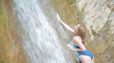 Şelale duş alırken bikini ile seksi kız