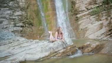 Şelale duş alırken bikini ile seksi kız