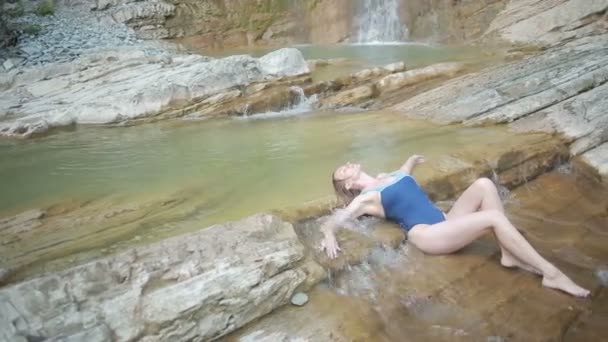 在瀑布洗澡的比基尼性感的女孩 — 图库视频影像