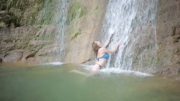 Chica sexy con bikini tomando una ducha en cascada — Vídeos de Stock