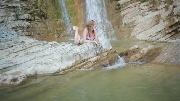 Chica sexy con bikini tomando una ducha en cascada — Vídeo de stock