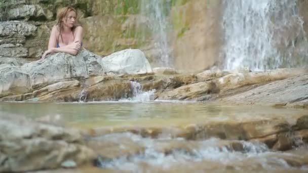 Sexy girl with bikini taking a shower in waterfall — Stock Video