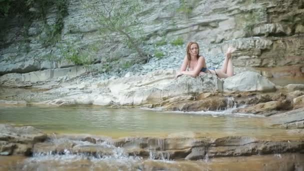 Sexy Mädchen mit Bikini unter der Dusche im Wasserfall — Stockvideo