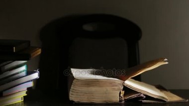 Akıllı adam gece geç saatlerde eğitim, Danışma ve kitap okumak oturuyor