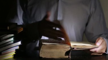 Akıllı adam gece geç saatlerde eğitim, Danışma ve kitap okumak oturuyor