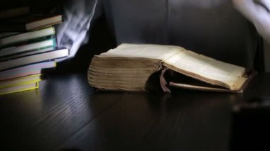 Akıllı adam gece geç saatlerde eğitim, Danışma ve kitap okumak oturuyor