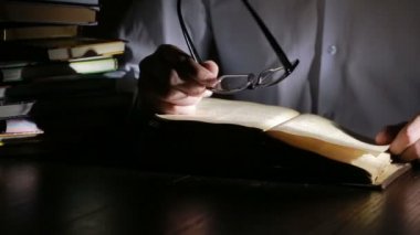 Akıllı adam gece geç saatlerde eğitim, Danışma ve kitap okumak oturuyor