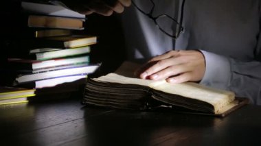 Akıllı adam gece geç saatlerde eğitim, Danışma ve kitap okumak oturuyor