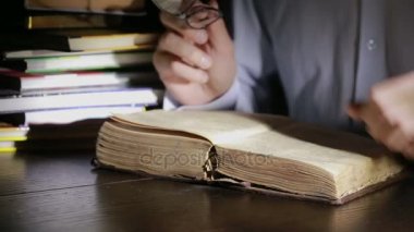 Akıllı adam gece geç saatlerde eğitim, Danışma ve kitap okumak oturuyor