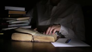 Akıllı adam gece geç saatlerde eğitim, Danışma ve kitap okumak oturuyor