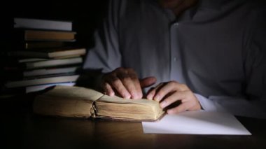 Akıllı adam gece geç saatlerde eğitim, Danışma ve kitap okumak oturuyor