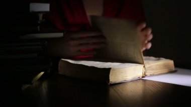 Akıllı adam gece geç saatlerde eğitim, Danışma ve kitap okumak oturuyor