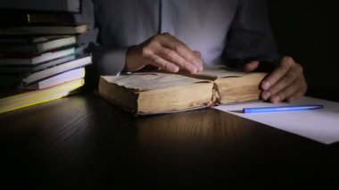 Akıllı adam gece geç saatlerde eğitim, Danışma ve kitap okumak oturuyor