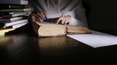 Akıllı adam gece geç saatlerde eğitim, Danışma ve kitap okumak oturuyor