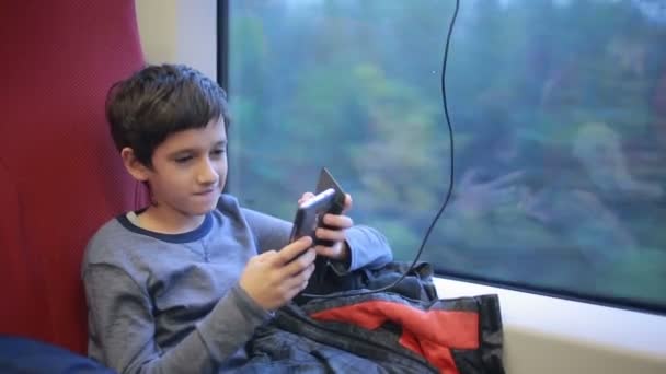 Tiener jongen reizen op de trein — Stockvideo