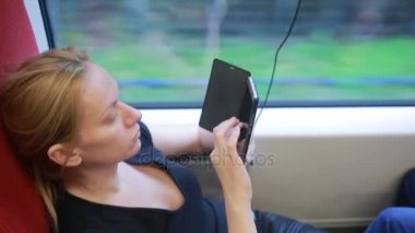 sarışın kadın trende seyahat tren seyahat