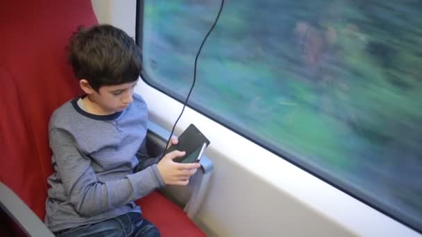 Teenager im Zug unterwegs — Stockvideo