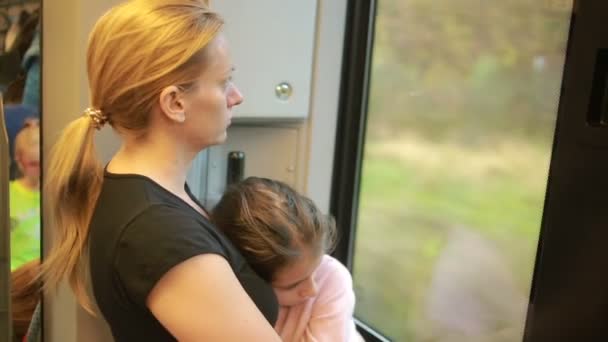 Mutter und Tochter der Emigranten blicken aus dem Fenster des Zuges — Stockvideo