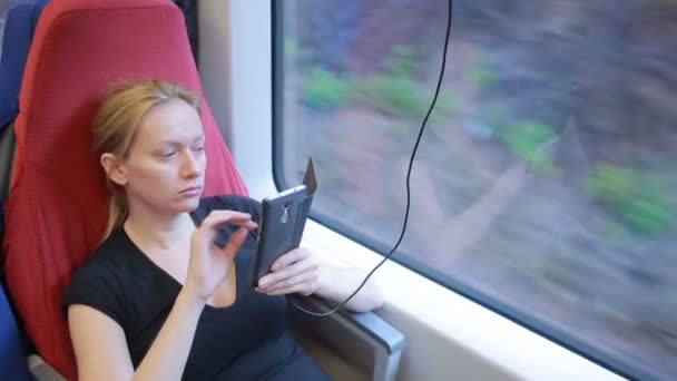 Mujer rubia viajando en el tren viajando en el tren — Vídeos de Stock