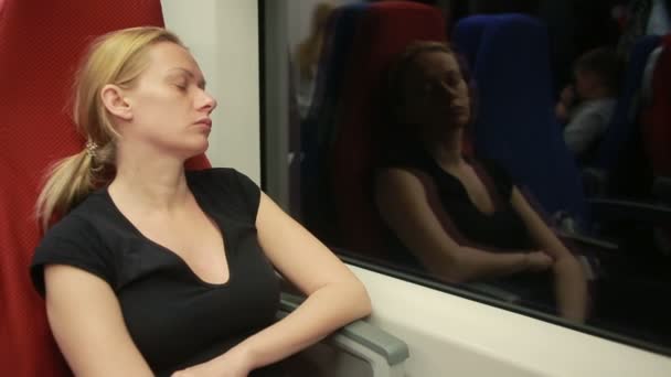 Mujer montando en el tren y durmiendo — Vídeo de stock