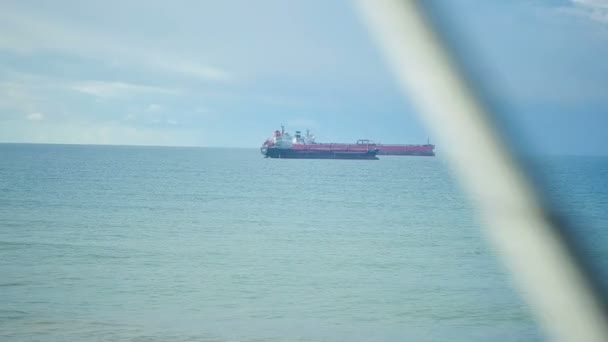 Vista da janela do comboio. navios no mar — Vídeo de Stock