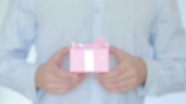 Мужчина дарит подарок в коробке — стоковое видео