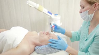 Elektrik darsonval yüz masajı yordamı alma. Güzellik Salonu