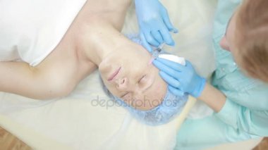 Kozmetik tedavi bir klinikte enjeksiyonlu. Cilt sur