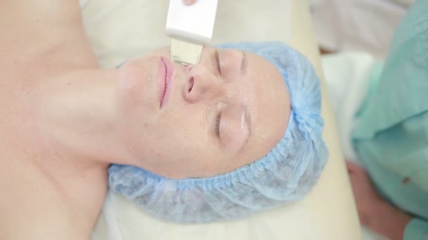 Recibiendo procedimiento de masaje facial darsonval eléctrico. salón de belleza — Vídeo de stock