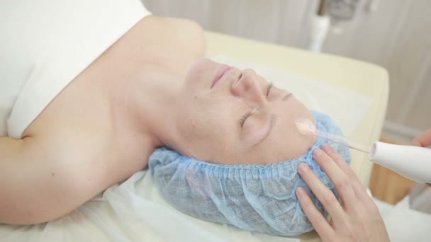 Receiving electric darsonval facial massage procedure. beauty parlor — Stock Video