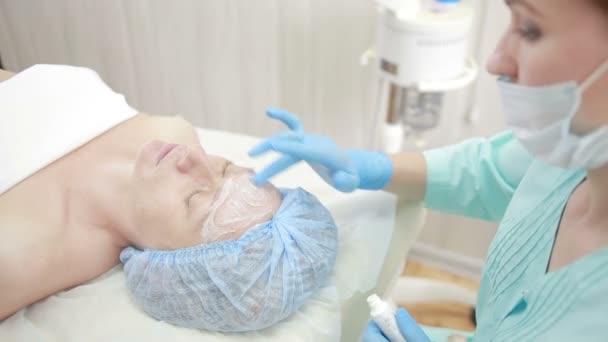 Visage de femmes recevant un traitement spa. nettoyage facial en profondeur — Video