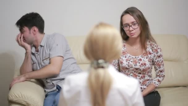 Женщина-психолог помогает обеспокоенной молодой паре. семейная терапия — стоковое видео