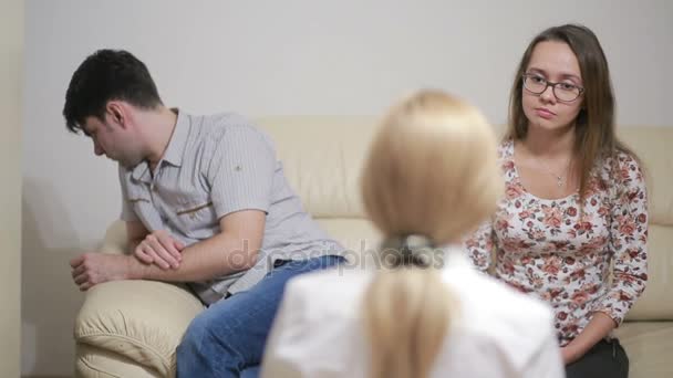 Женщина-психолог помогает обеспокоенной молодой паре. семейная терапия — стоковое видео