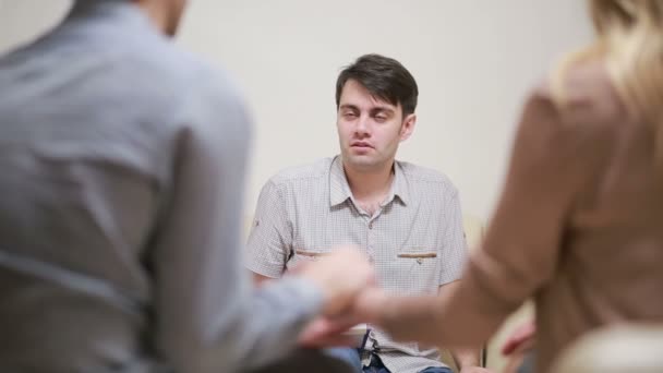Psicólogo masculino ajudando jovem casal preocupado. terapia familiar. pessoas zangadas — Vídeo de Stock