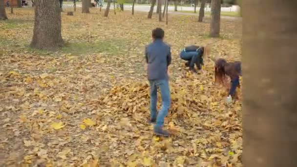 Enfants jouant dans le parc d'automne 