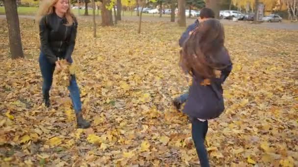 Enfants jouant dans le parc d'automne 