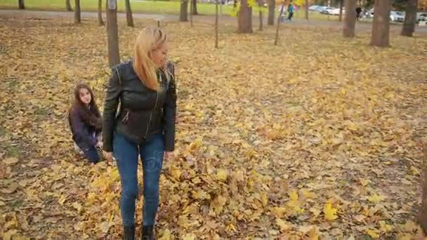 Niños jugando en el parque de otoño — Vídeos de Stock