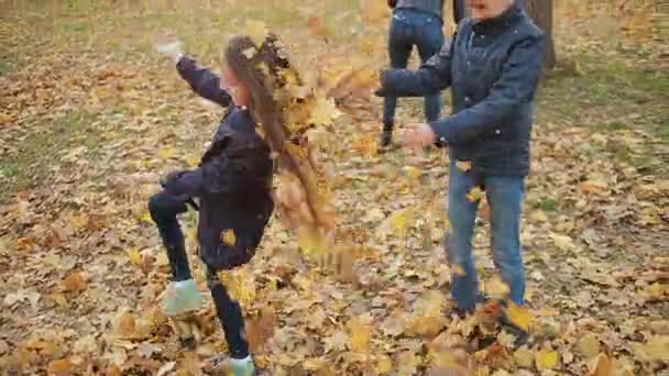 Enfants jouant dans le parc d'automne 