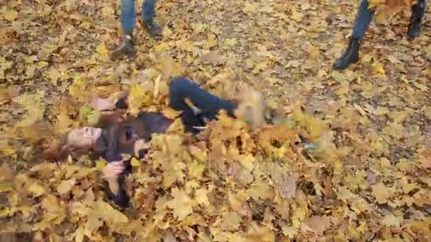 Kids playing in autumn park — Stock Video