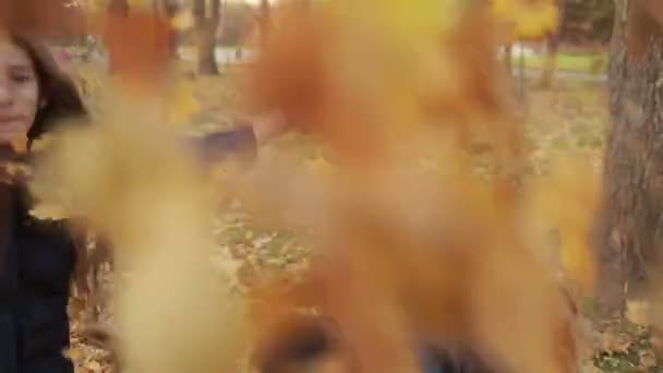 Kinderen spelen in de herfst park — Stockvideo