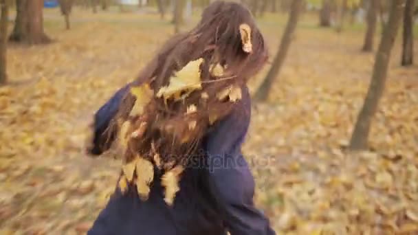 Kinderen spelen in de herfst park — Stockvideo