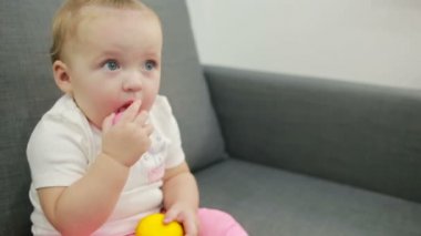 küçük kız oturma odasında kanepede oynamaktan