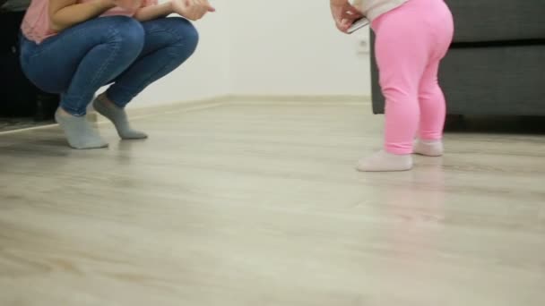 Mère avec son bébé jouant sur un canapé au salon — Video