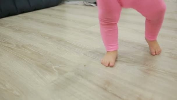Kleines Mädchen läuft barfuß in ihrem Wohnzimmer, — Stockvideo
