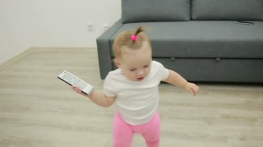 Anne ile bebeği bir kanepe oturma odasında oynamaya