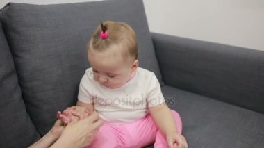 Kanepeye oynayan bebek ile anne